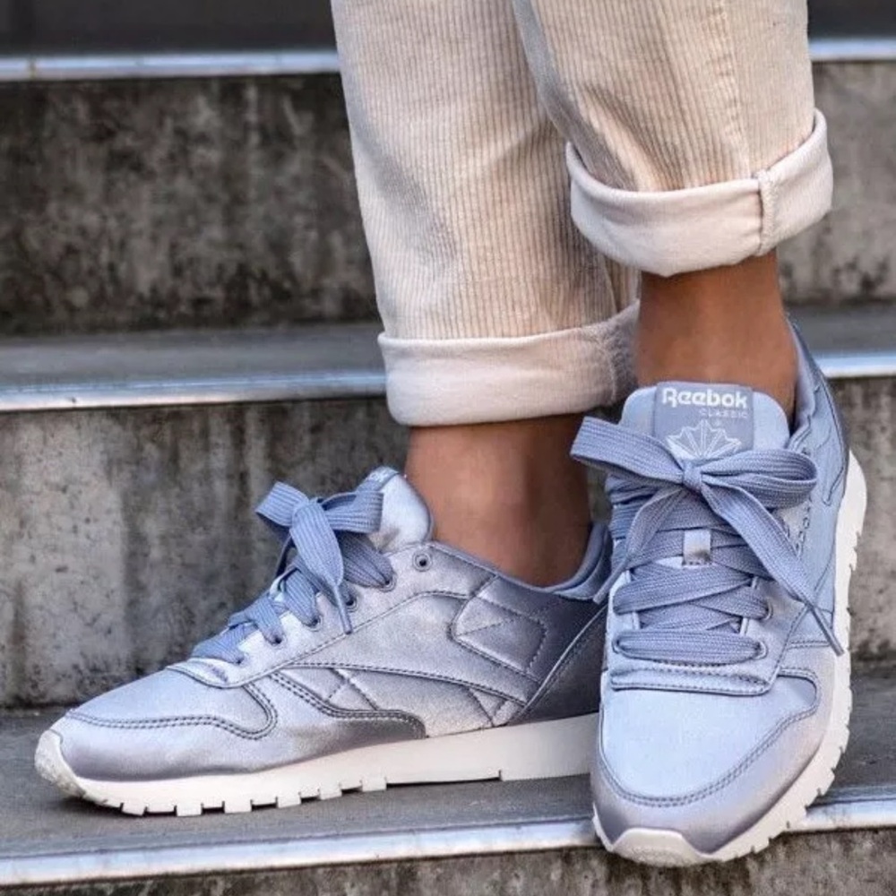 NWOT 27cm Womens Reebok Classic Leather Satin Blue Shoes Lifestyle
Sneaker W10